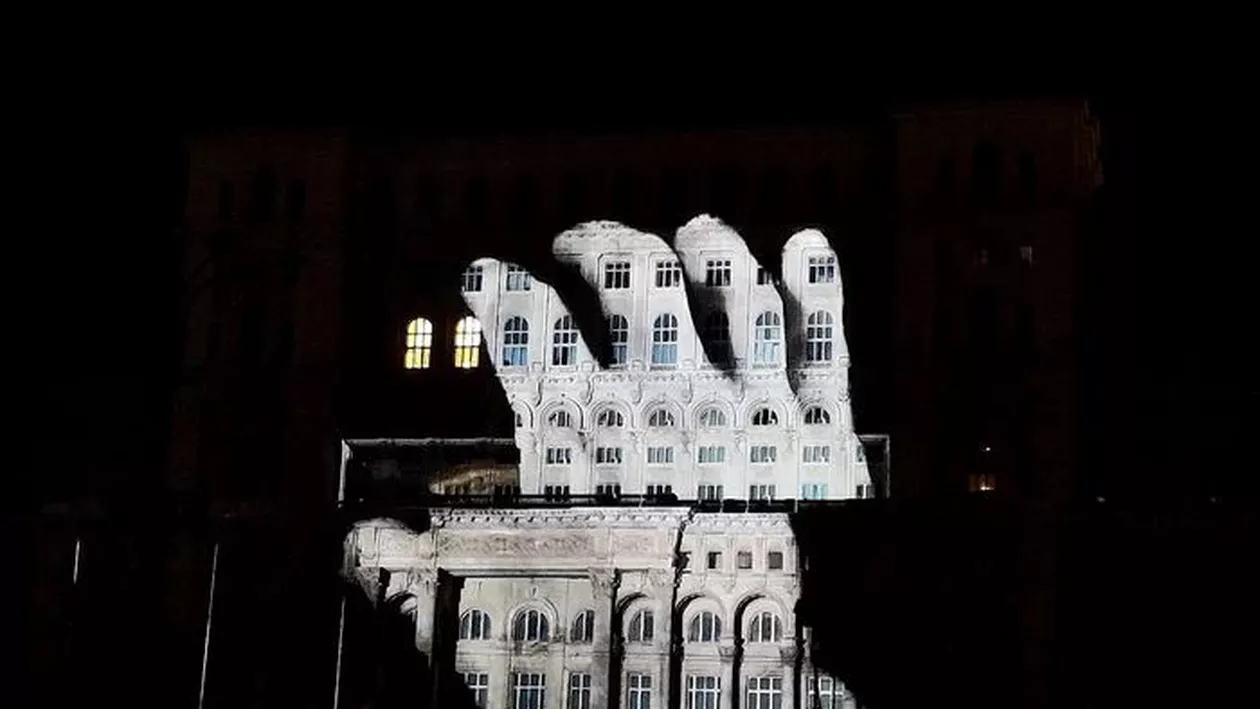 Cel mai mare spectacol de video mapping, sabotat de o lumină uitată aprinsă la Parlament: „Rușine, ați stricat tot!“