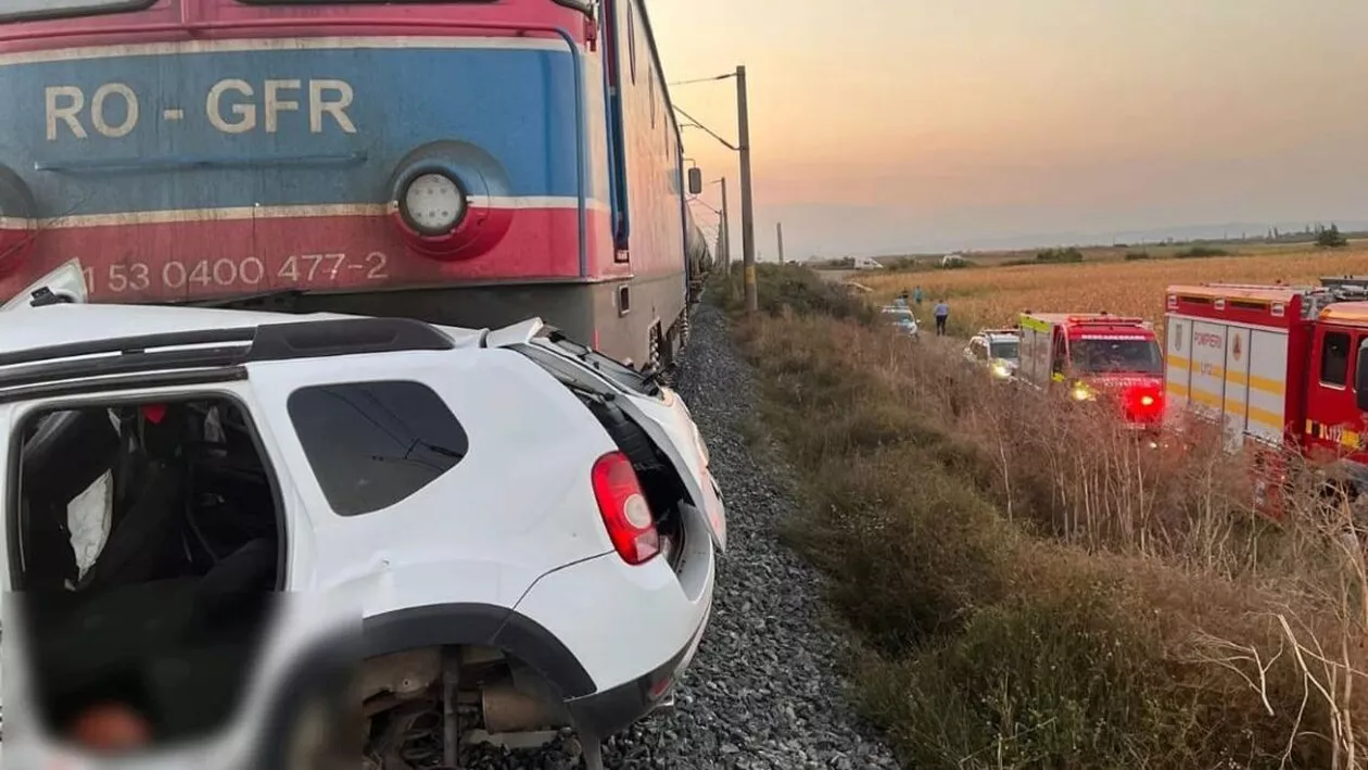 Trei persoane au murit, după ce mașina lor a fost lovită de tren, în Buzău. Traficul feroviar este blocat