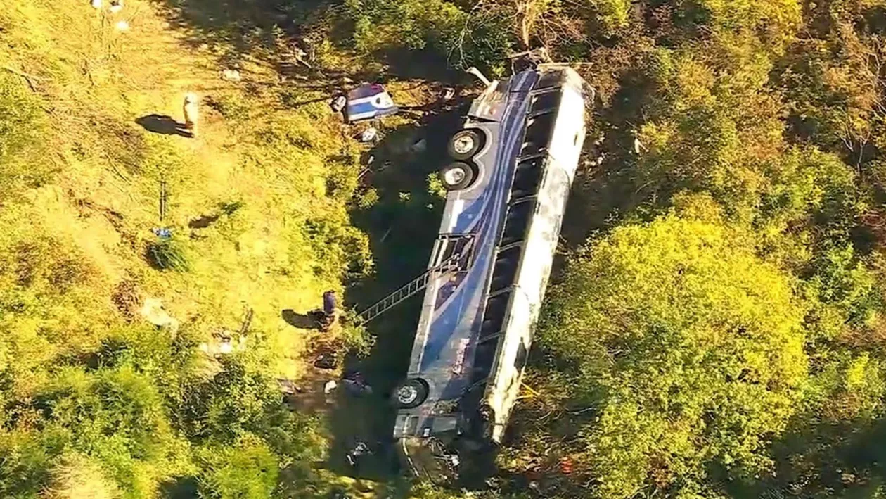 Un autobuz care transporta o trupă de liceeni s-a răsturnat într-o vale, în New York / Autoritățile anunță cel puțin un mort și 46 de răniți (FOTO/VIDEO)