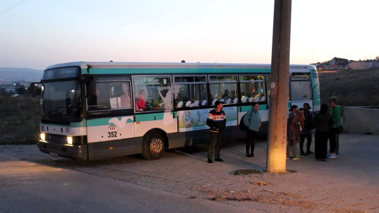 Prima zi de școală pentru 52 de copii din Pata Rât: Au plecat cu autobuzul la 6.30 și s-au oprit să facă duș. În barăcile din comunitatea cea mai săracă a Clujului nu există apă curentă