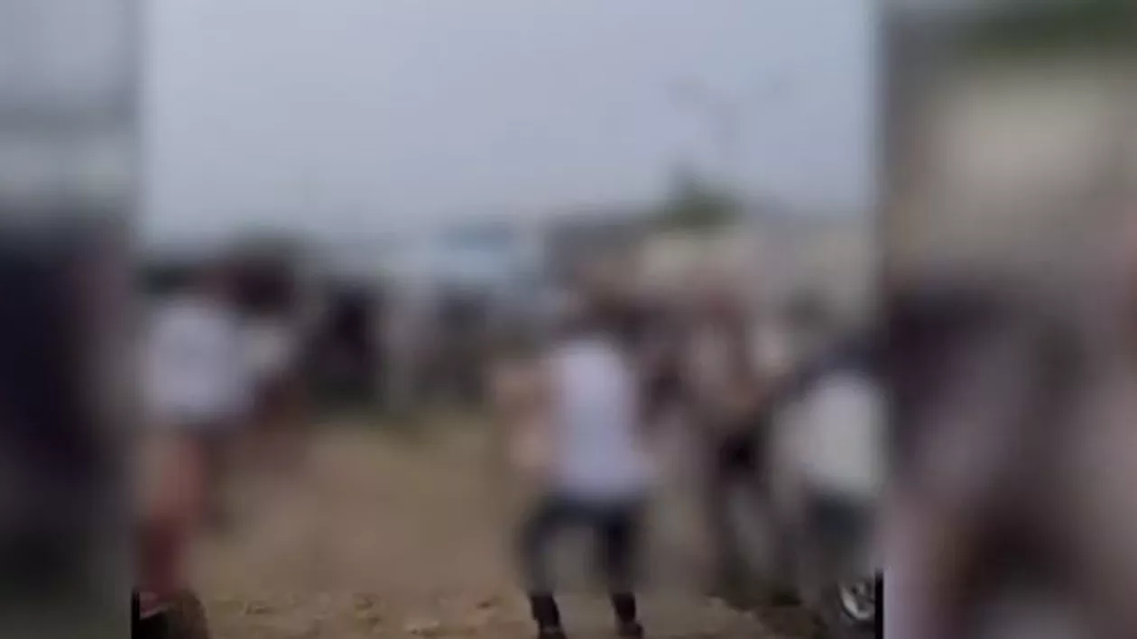 Bătaie cu bâte și furci la târgul săptămânal din Onești. De la ce a izbucnit scandalul (VIDEO)