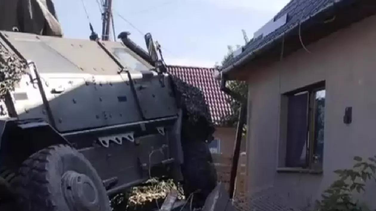Un blindat NATO a rupt gardul unei case din Covasna, în timp ce se deplasa între Cincu și Smârdan