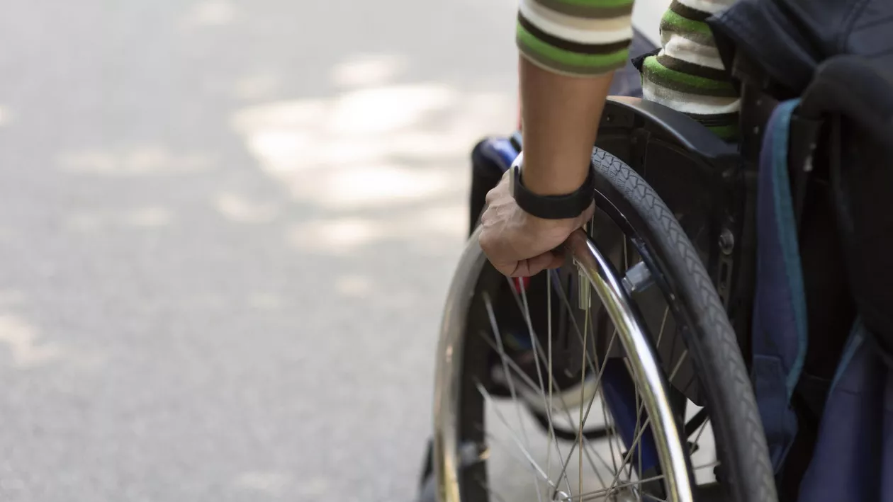 Un tânăr cu handicap grav a fost umilit de Comisia de Evaluare: „Ar putea pune marfa pe raft la un magazin”