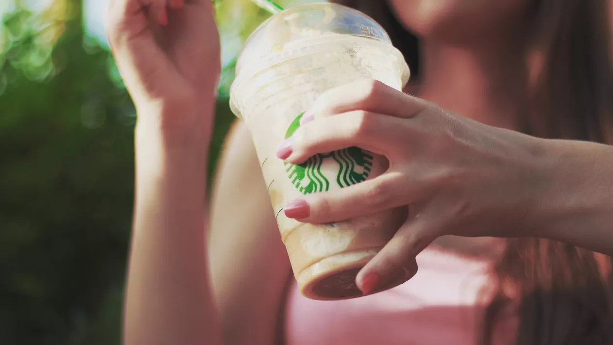 Doi tineri au plătit 4.000 de euro pentru 2 cafele la Starbucks. Ce s-a întâmplat la cafenea