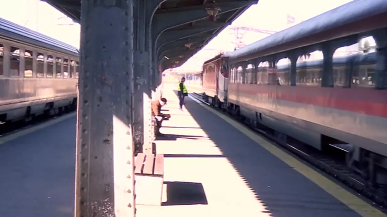 Tren defect, împins de călători. Garnitura are întârziere o oră