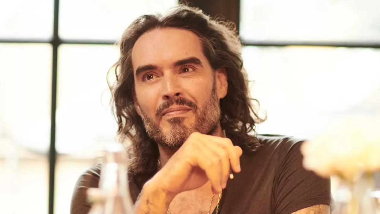 YouTube suspendă veniturile obținute de canalele lui Russell Brand din reclame