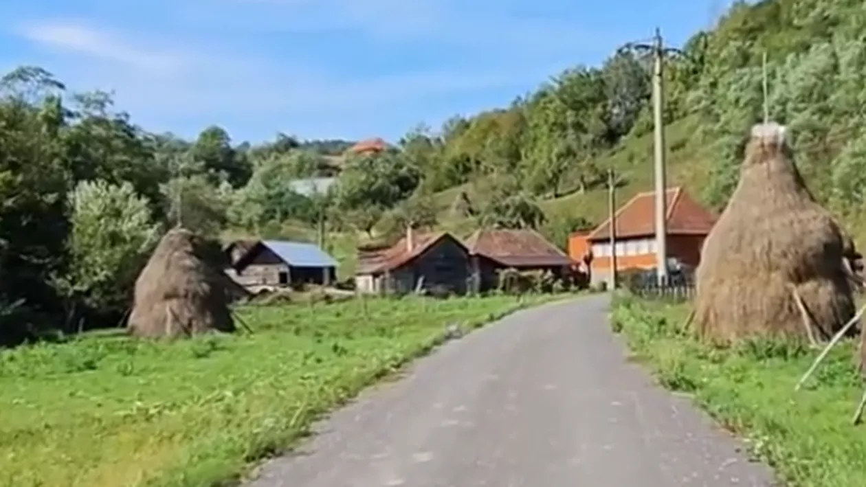 Un bărbat a renunțat la Marea Britanie pentru a trăi autentic la țară, în România. Casa de lemn în care locuiește are peste un secol: „M-am îndrăgostit pur și simplu”