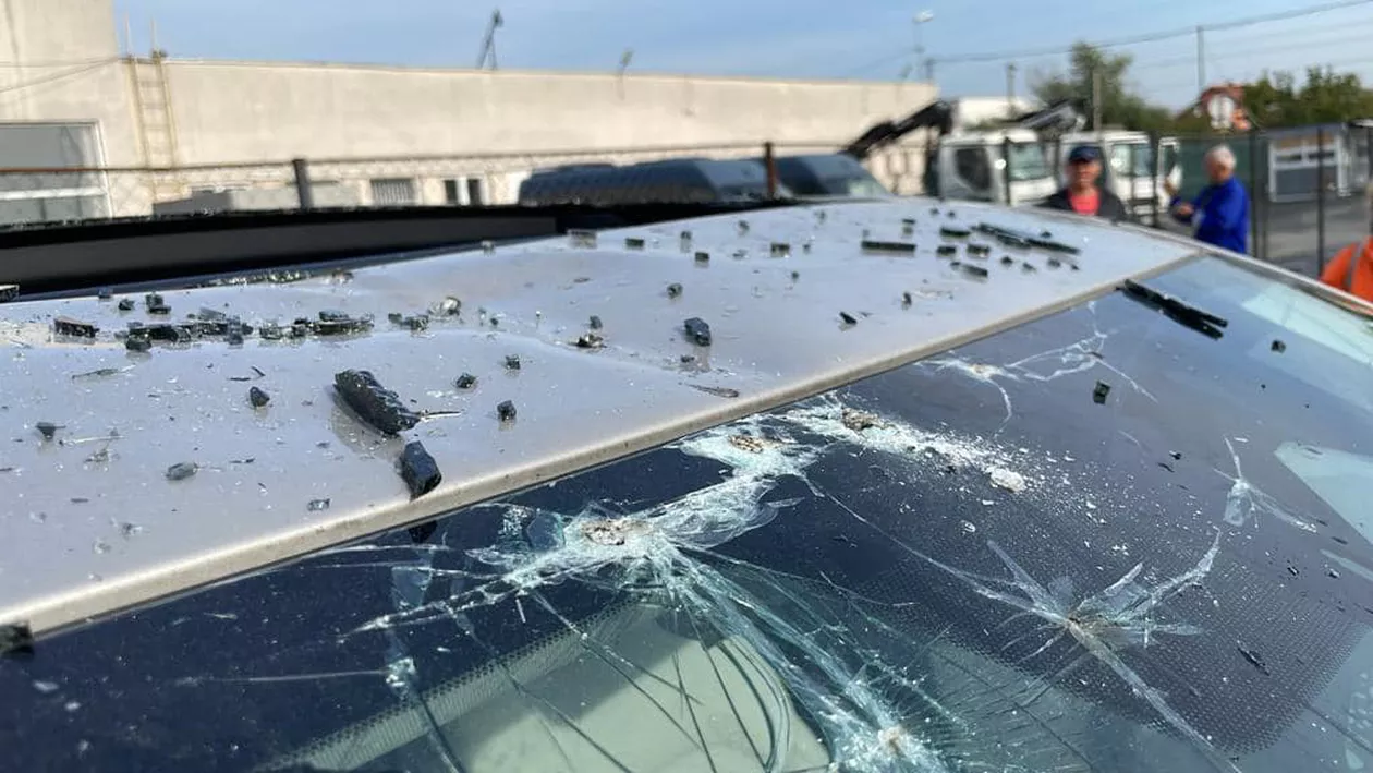 Mașină parcată neregulamentar, distrusă de autorități în timp ce o mutau, în Cluj-Napoca