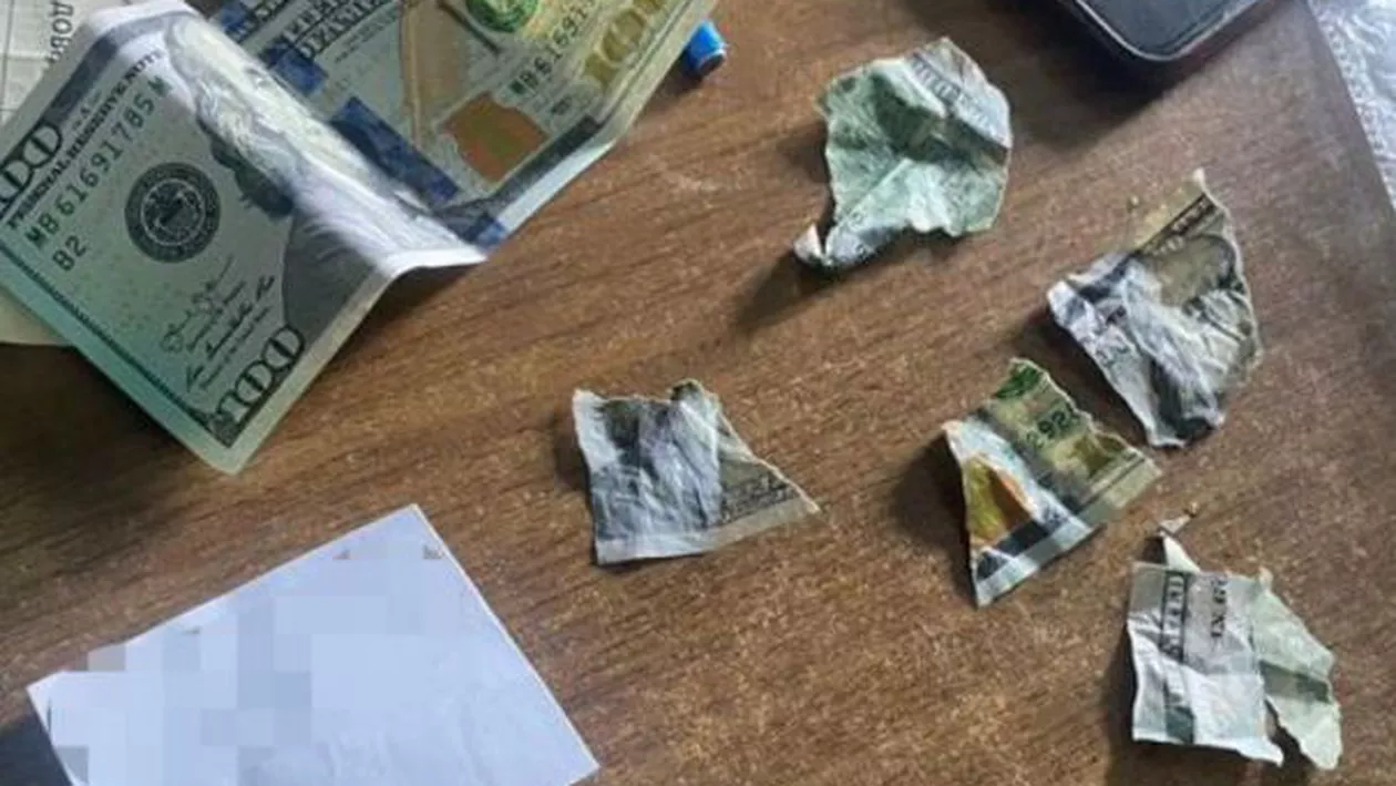 În timpul unui flagrant, un medic ucrainean a încercat să mănânce mita pe care o primise
