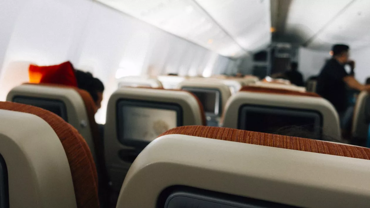 O stewardesă i-a spus unei pasagere că este prea dezbrăcată / Ce i-a cerut însoțitoarea de zbor: „A fost incredibil de jenant” (FOTO/VIDEO)