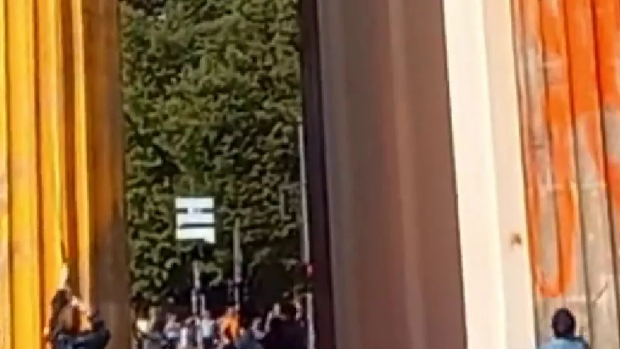 Activiștii pentru climă au vopsit în portocaliu Poarta Brandeburg din Berlin (VIDEO)