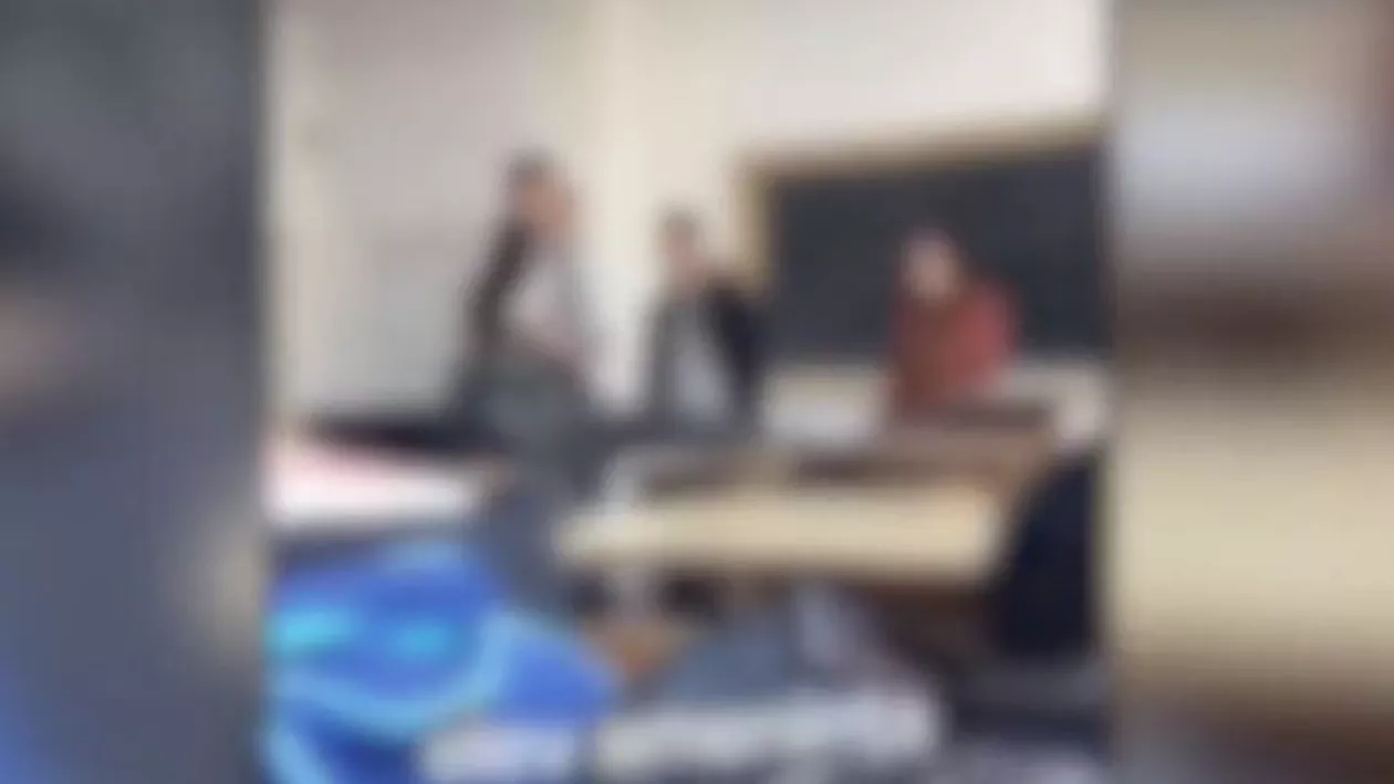 Profesoară în Pitești, umilită de elevi în fața clasei: „O să vă plătesc în dormitor” / „O să vă fac catalogul guler, doamnă!” (VIDEO)