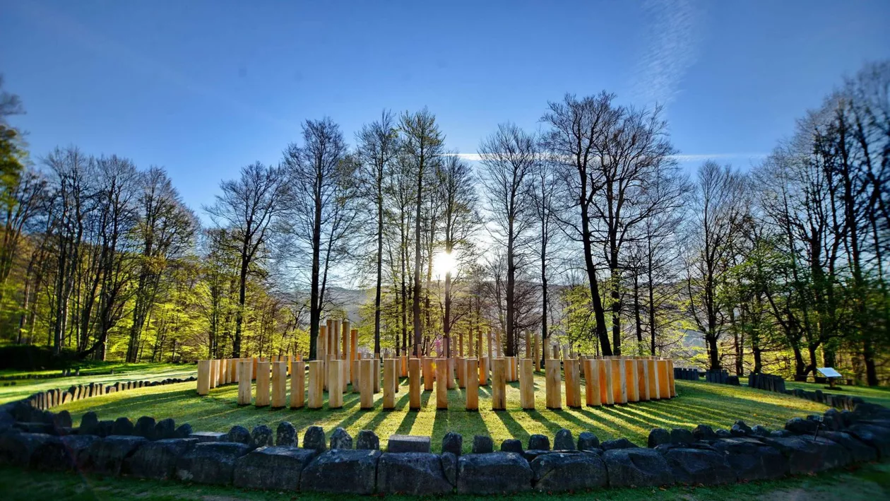 Dosar penal pentru trei bărbați din Tadjikistan după ce ar fi scrijelit pietrele de la Sarmizegetusa Regia