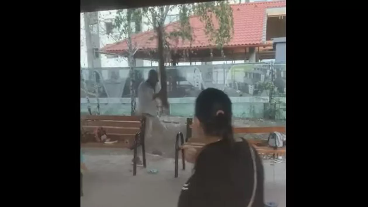 „Intru în casă peste voi!”. Deranjat de gălăgia unor copii într-un parc, un turc a distrus două bănci și a amenințat o mamă cu un briceag (VIDEO)