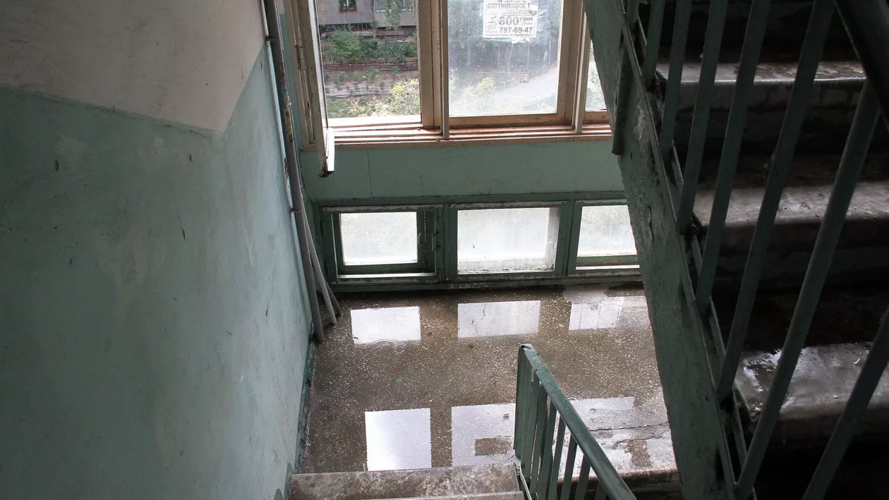 Tinerii aflați sub influența substanțelor interzise terorizează locatarii din centrul Bucureștiului