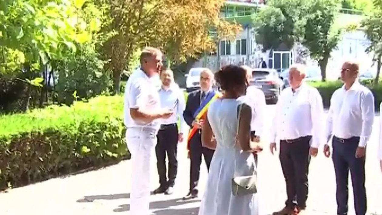 Carmen Iohannis, pusă în încurcătură de un gest al lui Klaus Iohannis, în timpul vizitei în Delta Dunării (FOTO)