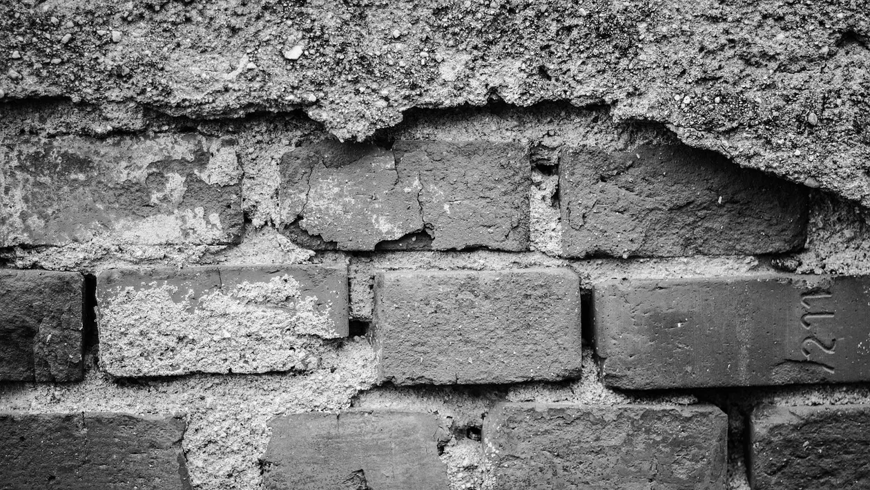 Două blocuri cunoscute din centrul Bucureștiului, cu 200 de apartamente, prezintă „pericol imininent de colaps”. Descoperirea, făcută de un electrician care se temea să mai intervină la subsol