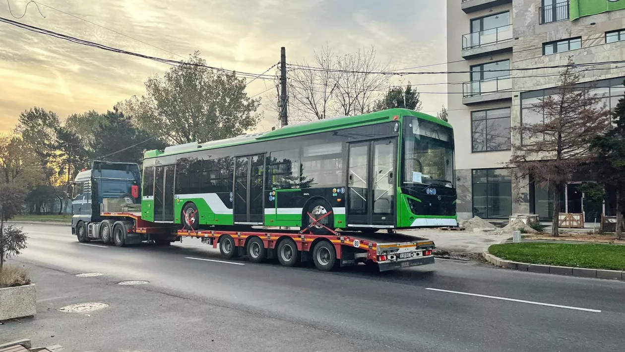 Primele autobuze electrice, din cele 100 cumpărate de Primărie, au ajuns în Capitală (FOTO)