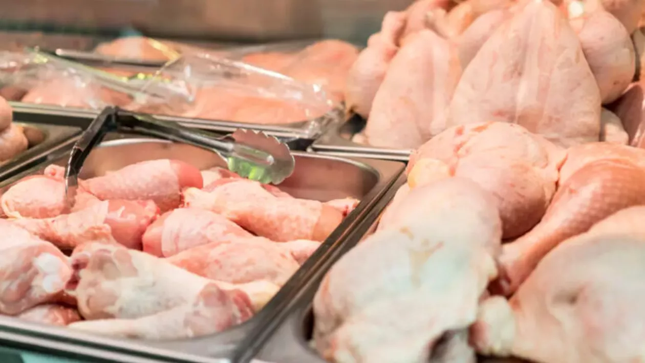 Sănătatea ficatului, influențată de un obicei alimentar frecvent. Ce spun medicii despre consumul pielii de pui