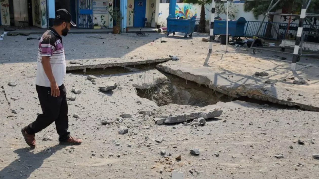 O școală ONU din Fâșia Gaza a fost lovită direct şi avariată grav de forţele israeliene (FOTO)