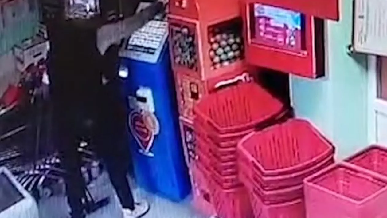 Jaf ca în filme surprins într-o comună din Dolj. Doi tineri au plecat cu bancomatul de plăţi facturi dintr-un supermarket
