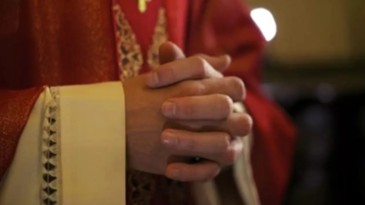 Scandal sexual în Polonia: Un episcop a demisionat după ce a organizat o orgie într-o parohie