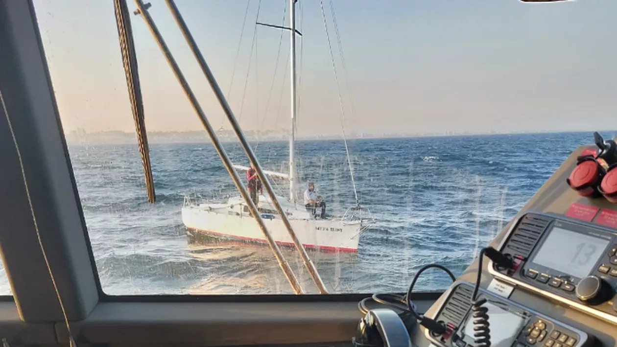 Operațiune de salvare în larg! Doi români, recuperați de pe o ambarcațiune aflată în derivă pe Marea Neagră