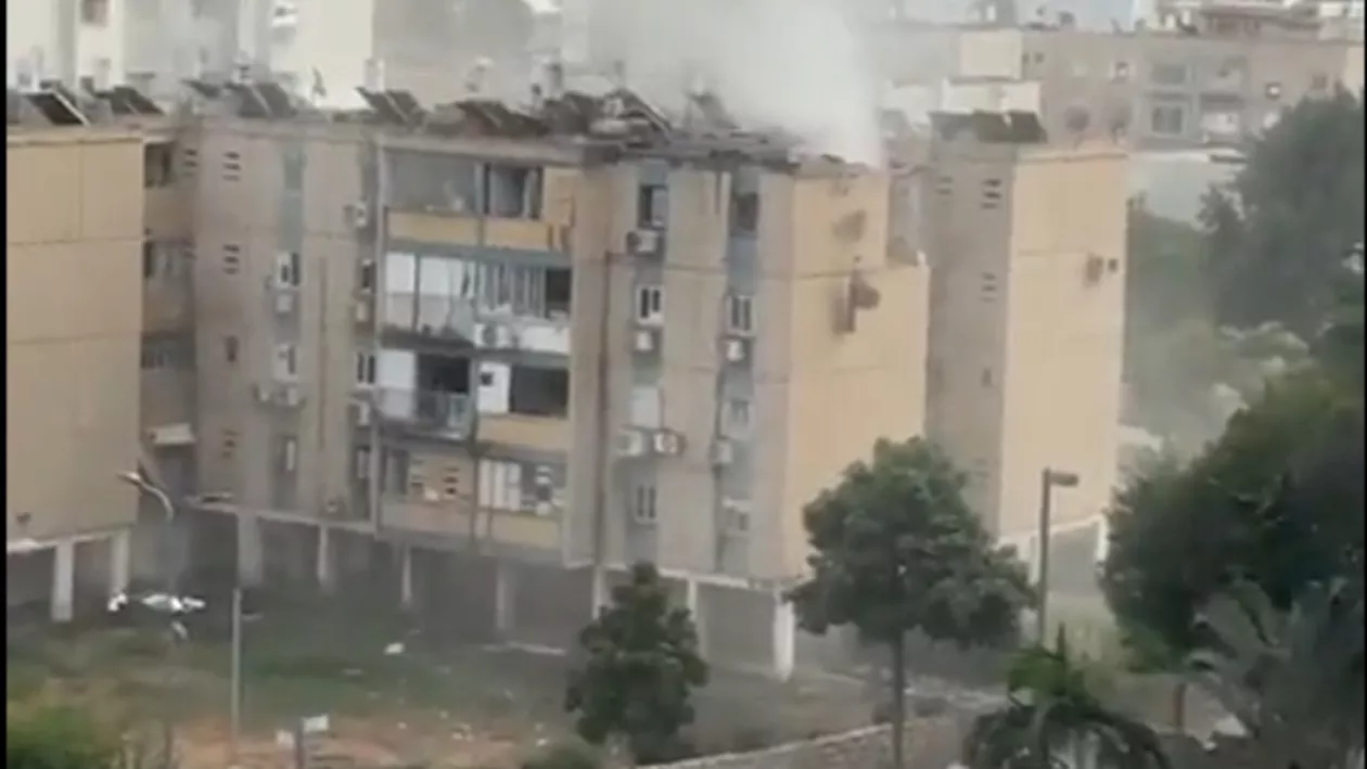 Valuri de rachete, acum, în Tel Aviv. Gruparea Hamas a lovit un bloc de locuințe: Au reluat bombardarea ca răspuns la masacrele sioniste împotriva civililor” (VIDEO)