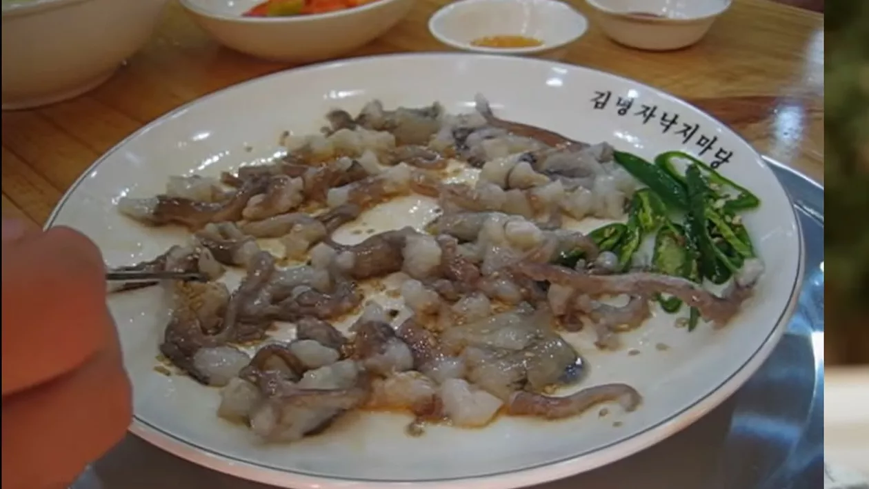 Un bărbat de 82 de ani a făcut infarct după ce s-a sufocat în timp ce mânca o caracatiță vie, un fel de mâncare exotic și scump