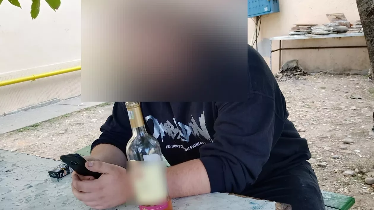 Un elev din Târgu Jiu a fost prins de polițiști în timp ce consuma alcool la școală: „Avea două sticle de vin asupra lui”