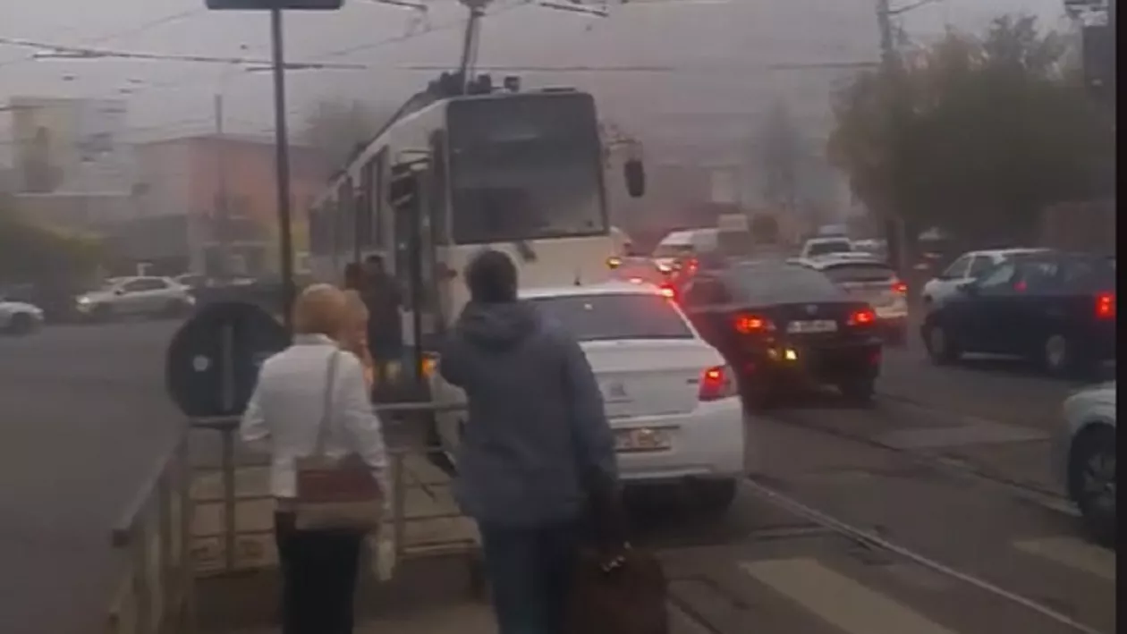 O femeie care a blocat un tramvai a pornit și un scandal în toată regula după ce a început să țipe la vatman