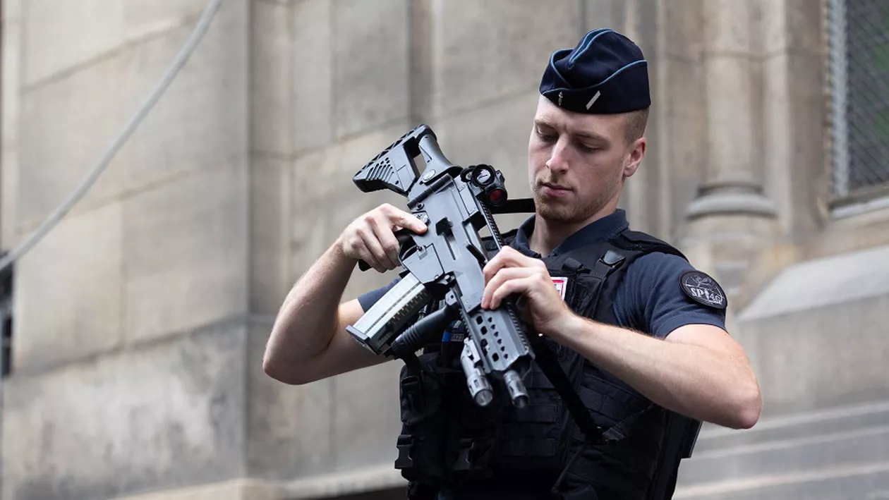 Atentat în apropiere de Turnul Eiffel: Suspectul inculpat de un judecător antiterorist