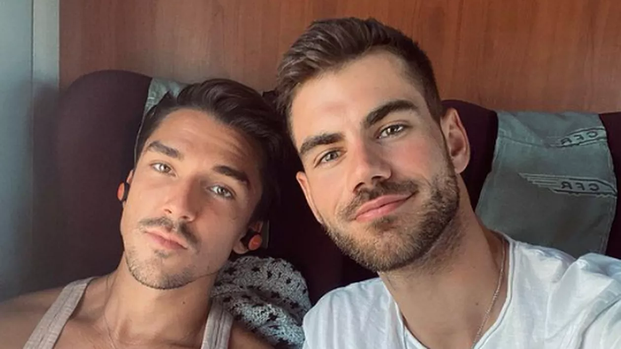 Iubitul lui Emil Rengle, Alejandro Fernandez, a făcut furori pe scena de la Vocea României. Cine este și cu ce se ocupă tânărul care a intrat în echipa lui Smiley