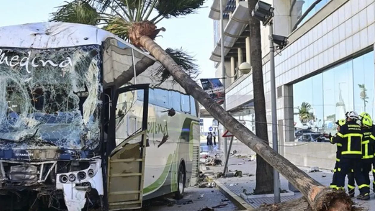 Trei persoane și-au pierdut viața în Spania, după ce au fost lovite de un autobuz scăpat de sub control (FOTO)