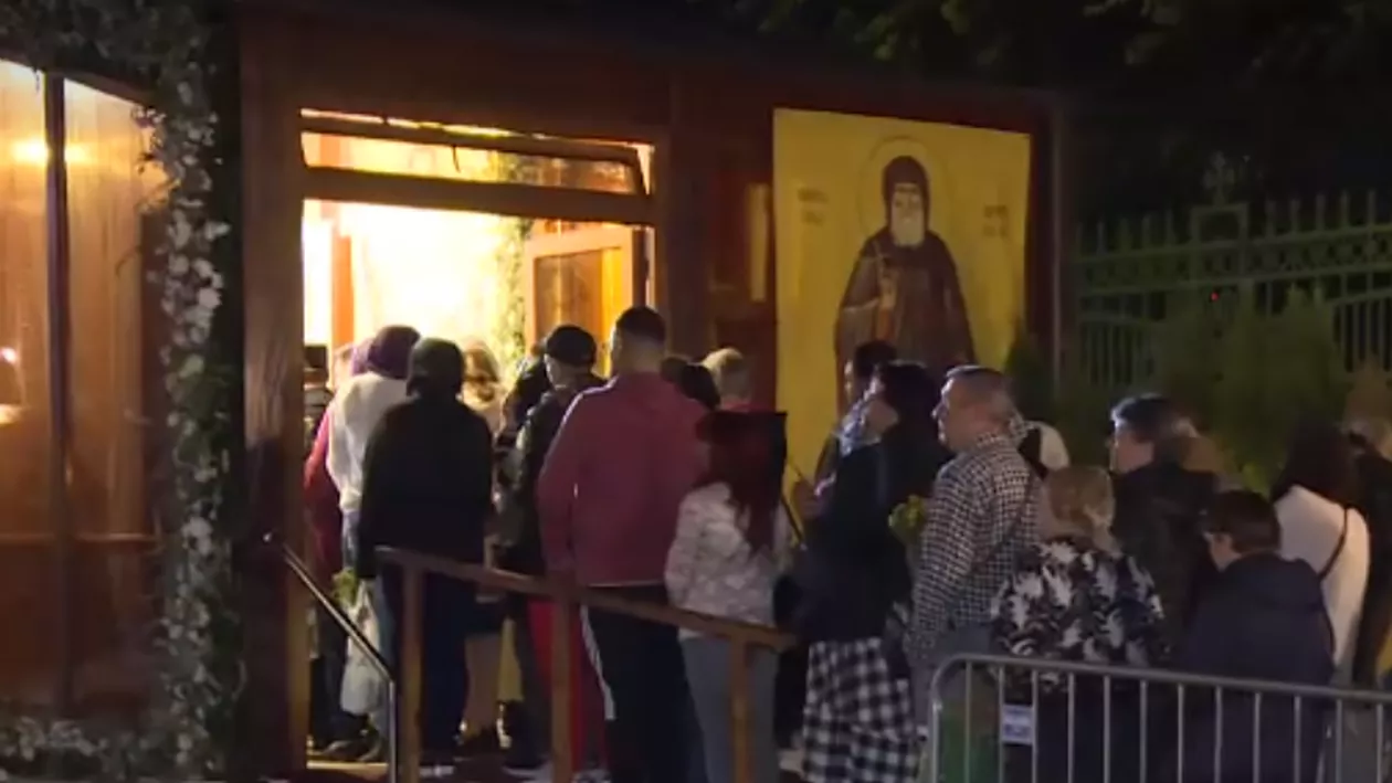 Încă o noapte lungă în Capitală la moaștele Sfântului Dimitrie cel Nou. Credincioșii au așteptat și opt ore ca să ajungă la raclă