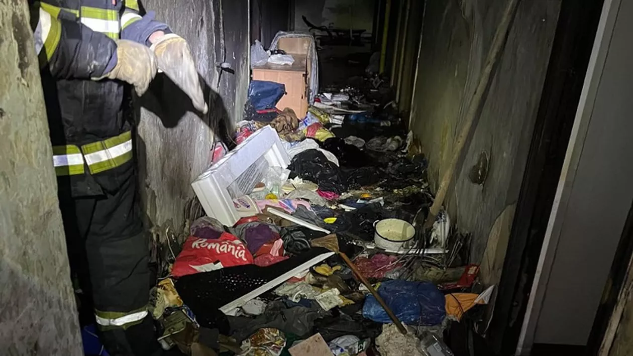 Incendiu devastator, pus intenționat într-un bloc din Bârlad. Peste 100 de locatari au fost evacuați