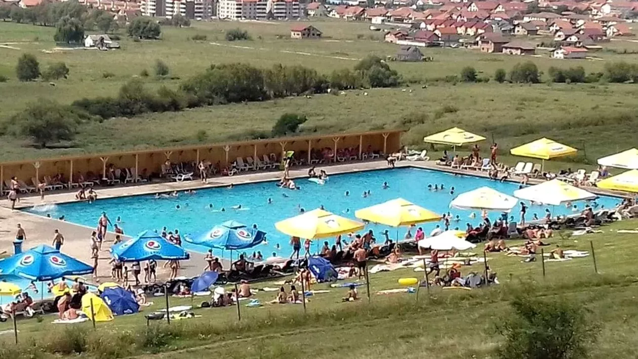 Administratorul unui ștrand din Alba a fost trimis în judecată după ce a refuzat o familie de romi să intre la piscină