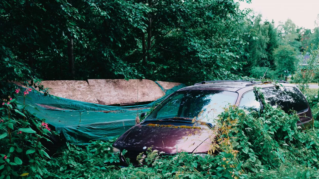 Mașină abandonată pe câmp în Călărași, plină cu bunuri scumpe. Ce valoare au acestea în total