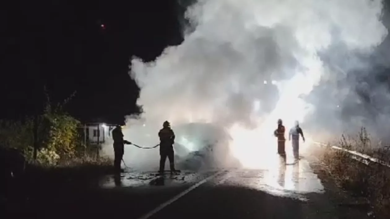 Autoturism cuprins de flăcări în Argeș, în urma unui grav accident rutier. Două persoane au fost rănite