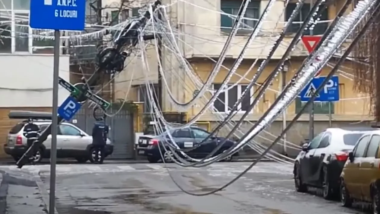 Un stâlp s-a prăbușit pe o trecere de pietoni, în zona Gării de Nord. Odată cu el a căzut și un copac peste o mașină