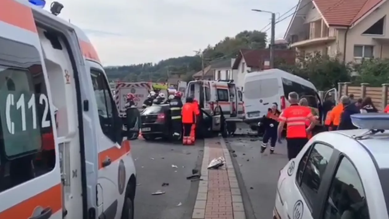 Accident între un microbuz și o mașină în Cluj. Care este starea victimelor