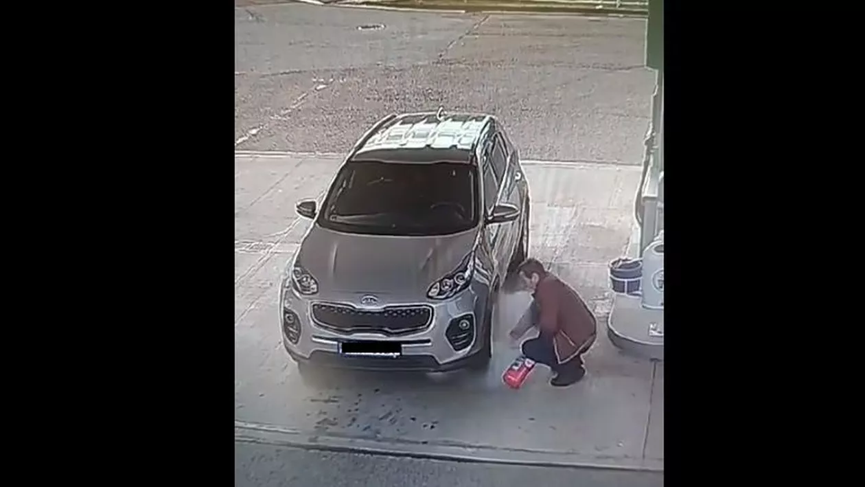 Viral: Un șofer care a oprit la o benzinărie a încercat să umfle o anvelopă cu stingătorul de incendiu (VIDEO)