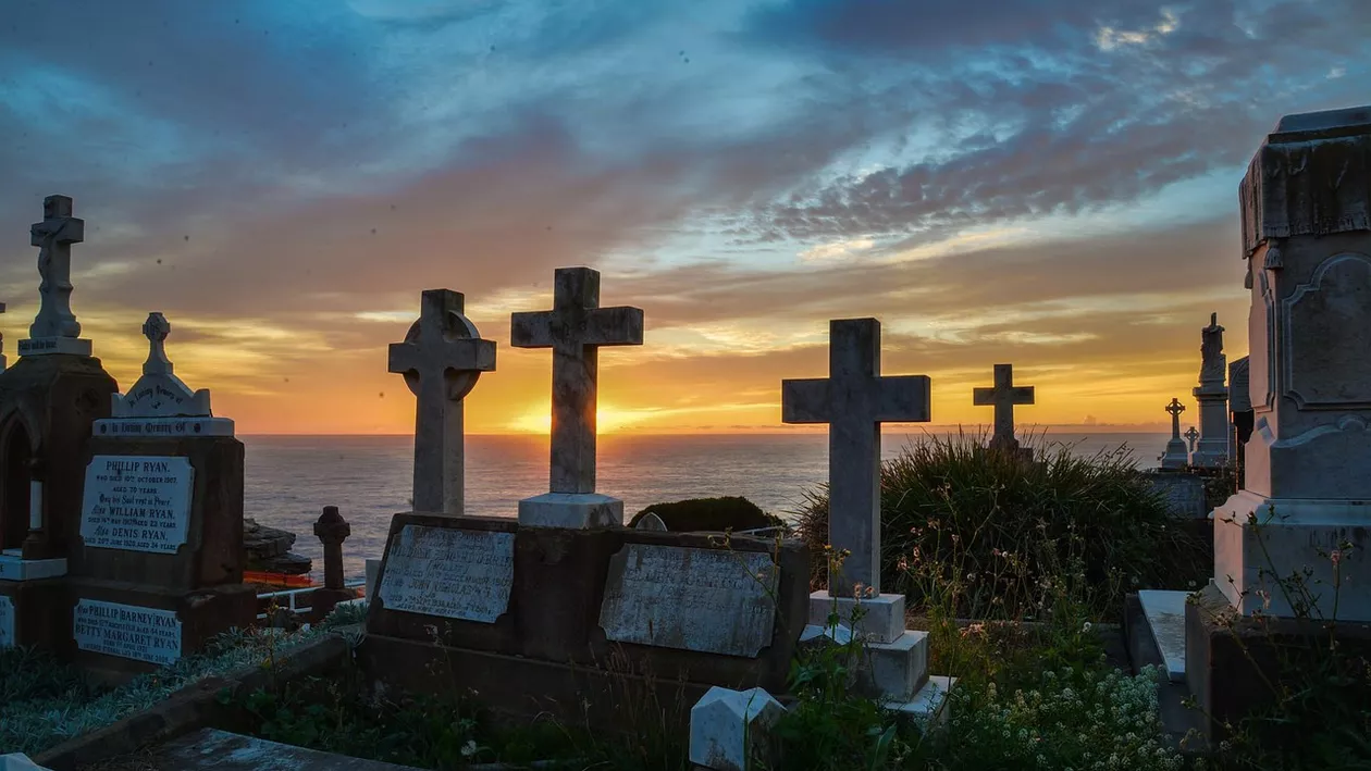 Cimitirul municipal din Braşov a devenit neîncăpător / Viceprimar: ”Cei 2 ani de pandemie au aglomerat cimitirul”