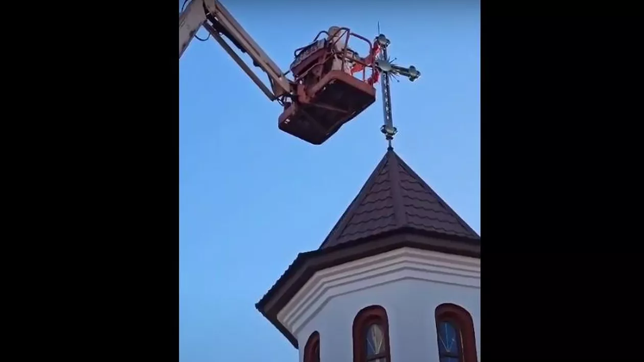 ÎPS Teodosie, ridicat cu macaraua pentru a sfinți crucea de pe o biserică (VIDEO)
