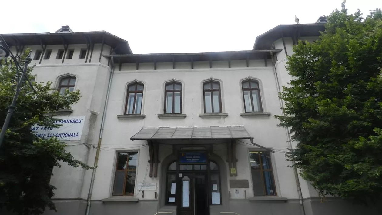 O profesoară de română de la un liceu cu prestigiu din Constanța a venit beată la școală. A căzut peste niște mașini parcate în fața școlii