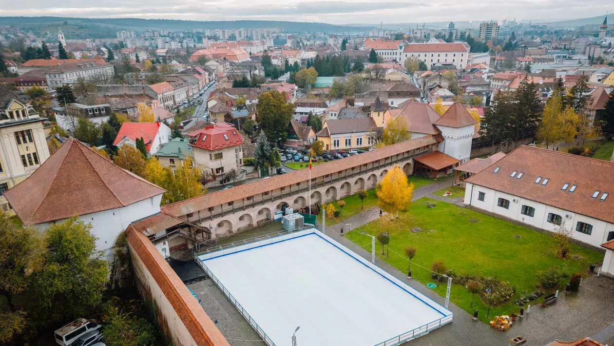 Patinoarul în aer liber din Cetatea Medievală din Târgu Mureș se va deschide miercuri. Cât va costa intrarea