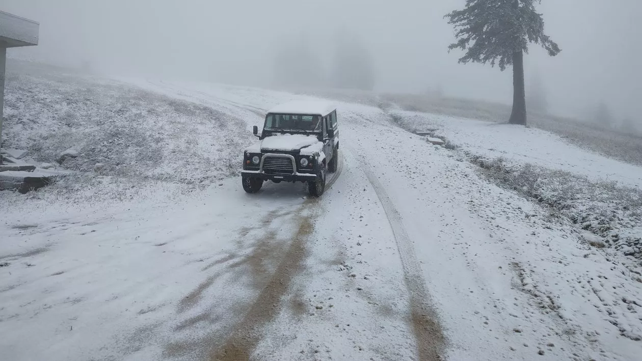 Masivul Postăvarul, acoperit de zăpadă. ANM a anunțat zăpadă și viscol la munte, în acest weekend