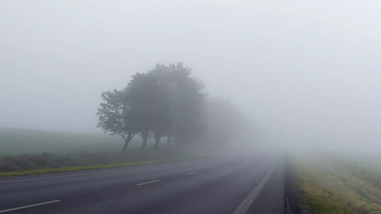 Vizibilitate redusă chiar sub 50 de metri din cauza ceţii pe mai multe drumuri din ţară. Recomandări pentru șoferi