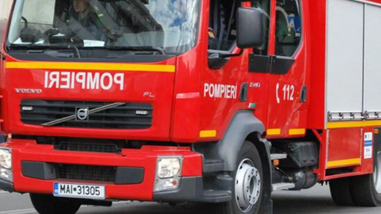 Un incendiu violent a izbucnit la o groapă de gunoi din Dâmbovița. Ard aproape trei tone de deşeuri