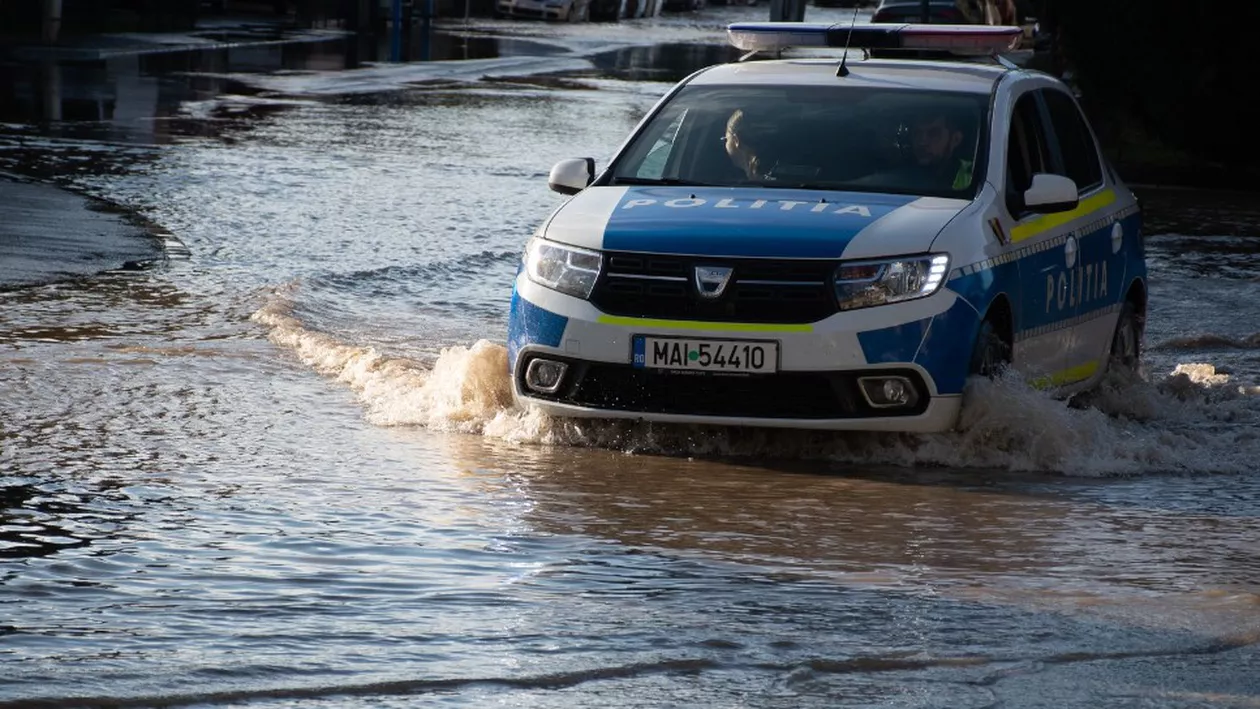 Străzi și subsoluri inundate la Cluj-Napoca în urma unei conducte subterane de apă care s-a spart (VIDEO)